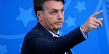 ‘Ninguém vai querer dar o golpe para cima de mim, não’, diz Bolsonaro